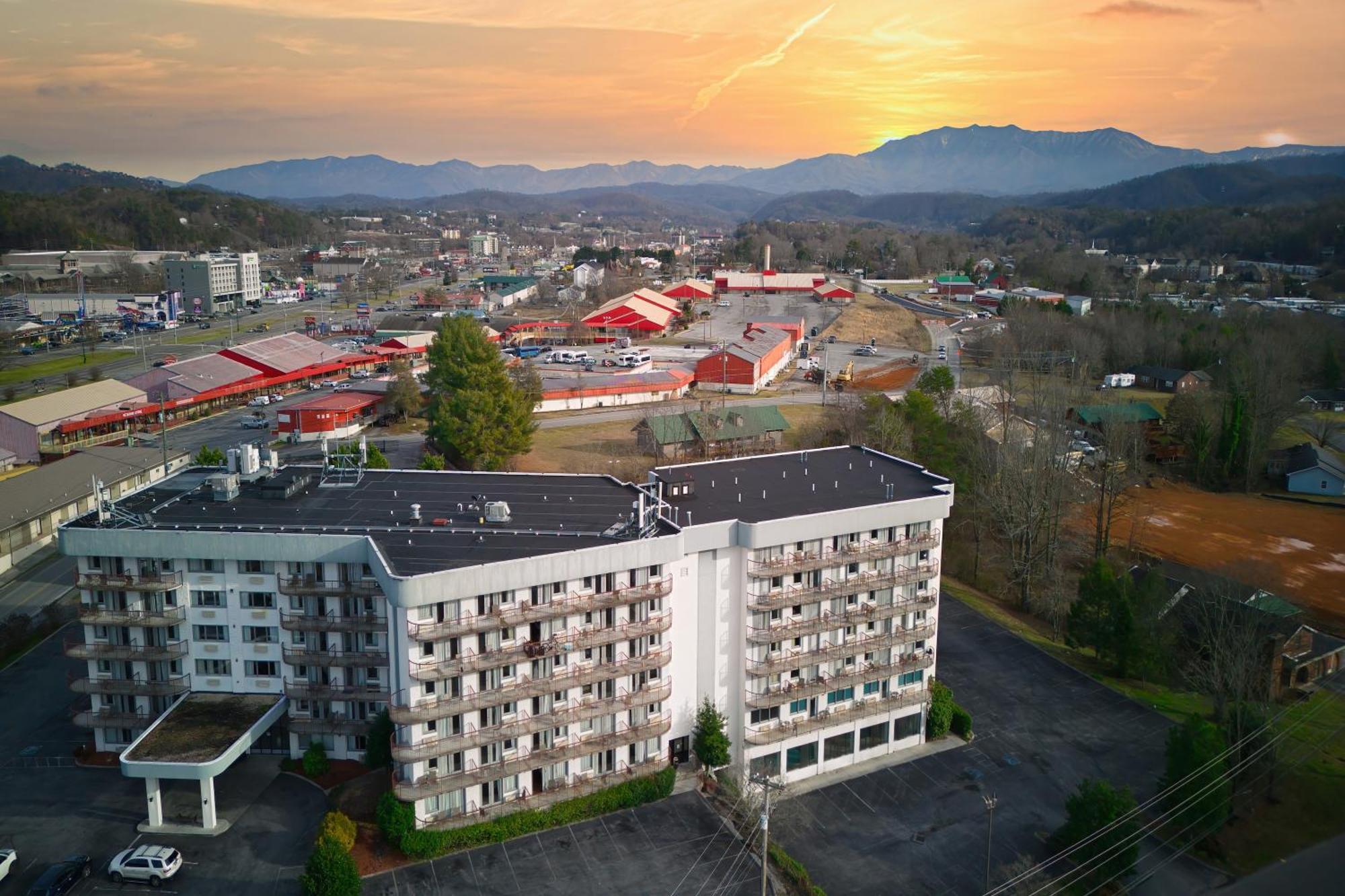 Park Tower Inn Pigeon Forge Exterior photo