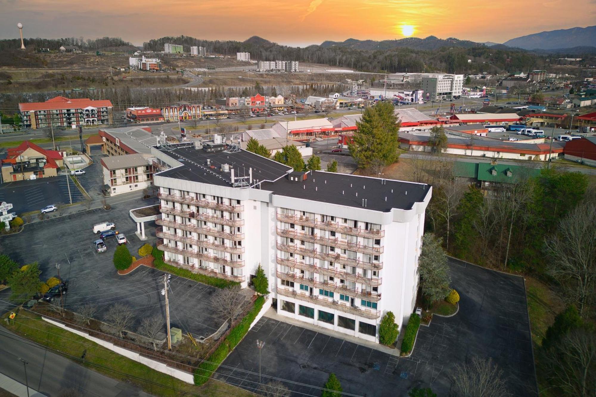 Park Tower Inn Pigeon Forge Exterior photo